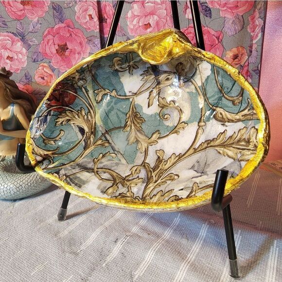 DECOUPAGE CLAM SHELL DECOUPAGE GOLD IVY ON A CLAM SHELL TRINKET DISH - Picture 3 of 10